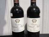 deux bouteilles de vin posées l'une à côté de l'autre sur une table