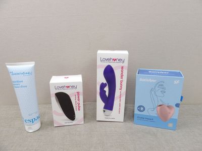 trois types différents de produits de soin du visage posés sur une table