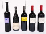 plusieurs bouteilles de vin sont alignées sur une surface blanche