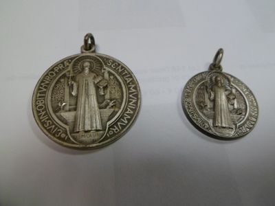 deux médailles en argent représentant saint Benoît et saint Benoît