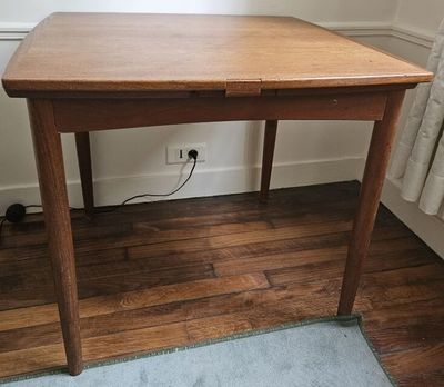 une petite table en bois avec un tiroir en dessous