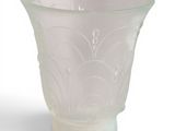 un vase en verre posé sur une surface blanche