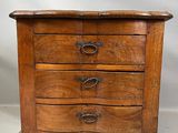 une vieille commode en bois avec trois tiroirs de chaque côté