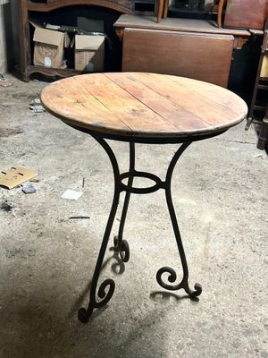 a table that is sitting in the middle of a room