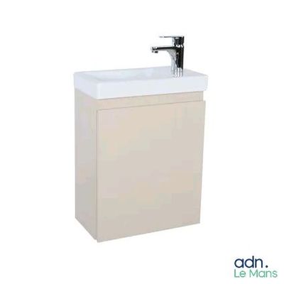 une photo d'un lavabo de salle de bains surmonté d'un robinet