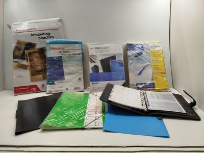 tout un tas de fournitures de bureau posées sur un bureau