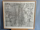 une vieille carte de la ville de New York dans un cadre en bois