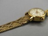 une image d'un gros plan d'une montre-bracelet sur une table