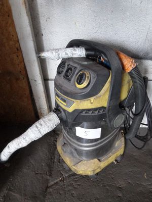 une photo montrant un plumeau et un souffleur dans un garage