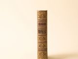 un vieux livre posé sur une table