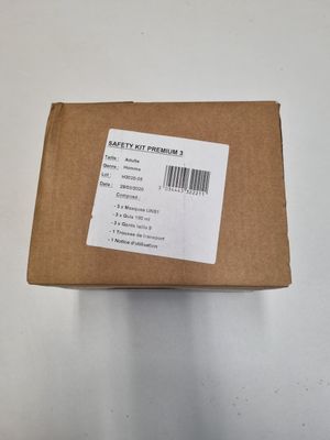 une boîte ouverte, sur laquelle figure un code-barres, posée sur une table
