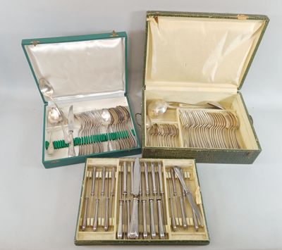 beaucoup d'argenterie dans un coffret sur une table