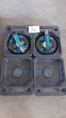 quatre types différents de pompes à eau sont posés par terre