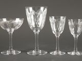 quatre verres à vin sont alignés sur une table