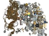 un tas de bijoux en argent et en or posés sur une surface blanche