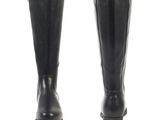 gros plan d'une paire de bottes noires sur fond blanc