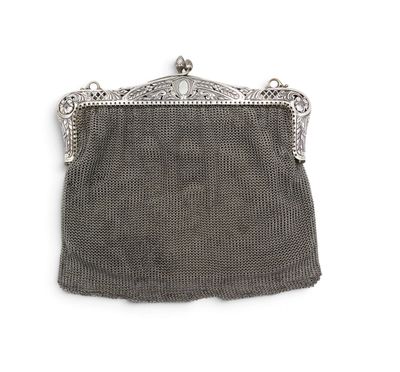 un sac à main ancien en maille d'argent, muni d'une anse en chaîne et d'un fermoir