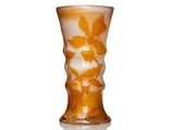 un vase en verre avec un motif floral