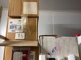une étagère sur laquelle sont posées plusieurs boîtes