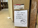 une pile de cartons posée par terre près d'un mur
