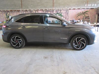la voiture est garée dans le garage, les roues posées sur le sol