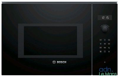 four à micro-ondes noir avec commandes électroniques sur fond blanc