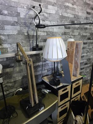 un bureau sur lequel se trouvent une lampe et un ordinateur portable