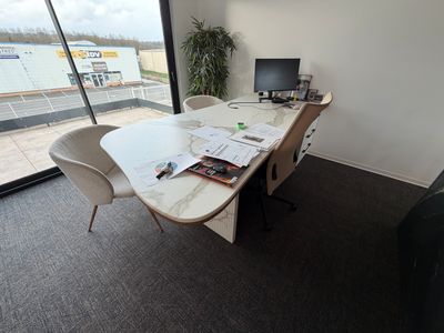 un bureau sur lequel se trouve un ordinateur, dans un bureau