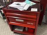 une armoire rouge surmontée d'un tiroir