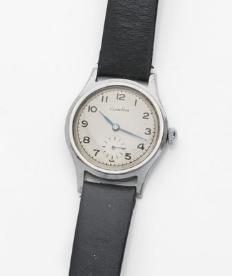une image d'un gros plan d'une montre-bracelet sur une surface blanche