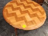 une table en bois avec un motif en damier