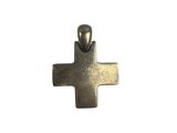 un gros plan d'une croix en métal sur fond blanc