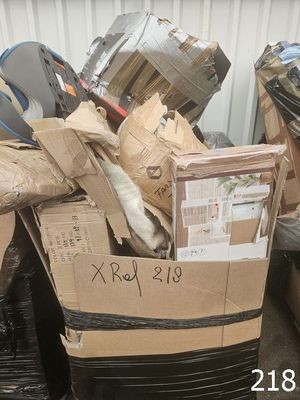 un gros tas de cartons et d'autres objets dans une boîte