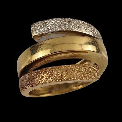 deux bagues en or et en argent serties de diamants sur fond noir