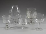 un ensemble de verres à vin et un vase posés sur une table