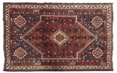 IRAN, Shiraz Tapis en laine nouée à la main orné d'un médail… - Photo 1