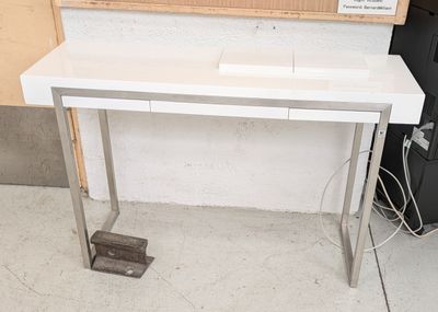 un bureau blanc sur lequel est posé un miroir