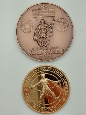 deux pièces d'or et d'argent représentant un homme tenant un bâton