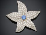 une broche en forme de fleur, sertie de saphirs et de diamants