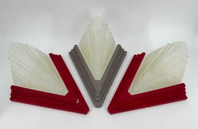 deux serre-livres triangulaires rouges et gris posés sur une surface blanche