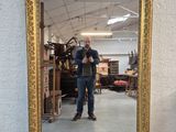 un homme se prenant en photo dans un miroir