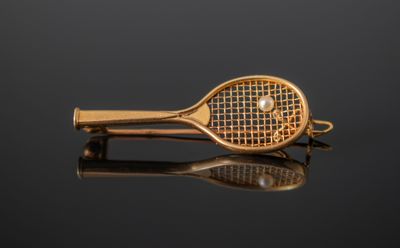 Pince à cravate en forme de raquette de tennis plaquée or, rehaussée d'une perle