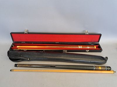 plusieurs types différents de stylos et de crayons rangés dans un étui