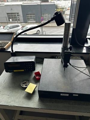 un bureau sur lequel se trouvent un ordinateur et d'autres appareils électroniques