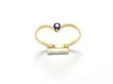 une image représentant une bague en or avec une pierre bleue au centre