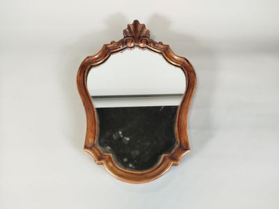 un petit miroir accroché au mur, à côté d'un mur blanc