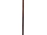 une image représentant un porte-manteau en bois sur lequel est accroché un cintre