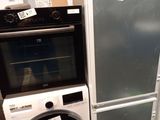 deux réfrigérateurs et une machine à laver dans un magasin