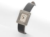 une image représentant une montre-bracelet au cadran carré et au bracelet en cuir noir