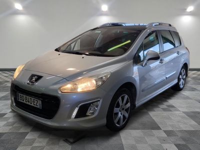 la petite voiture argentée est garée dans la pièce au sol en damier